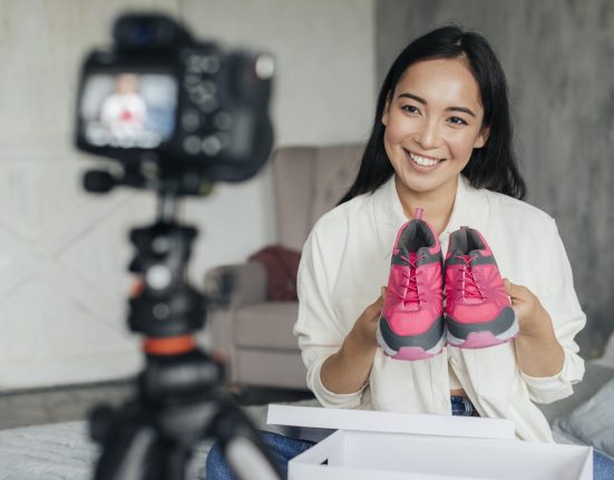 wanita sedang berjualan dengan live streaming di facebook